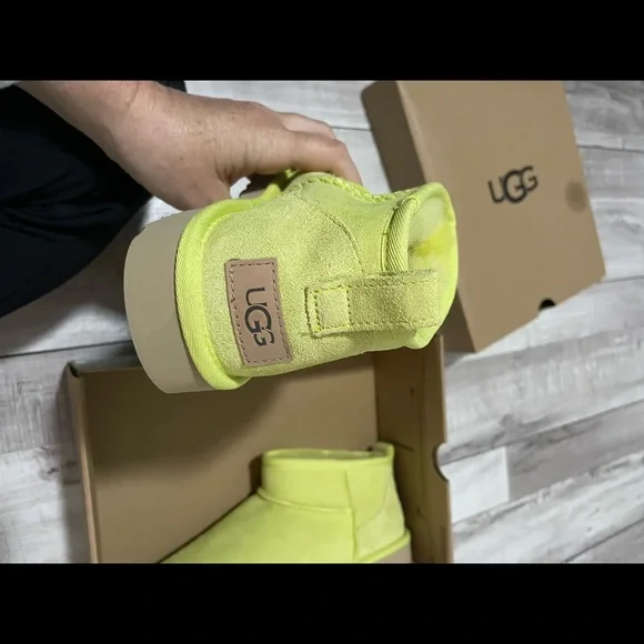 UGG Classic Ultra Mini - Picture 2 of 7